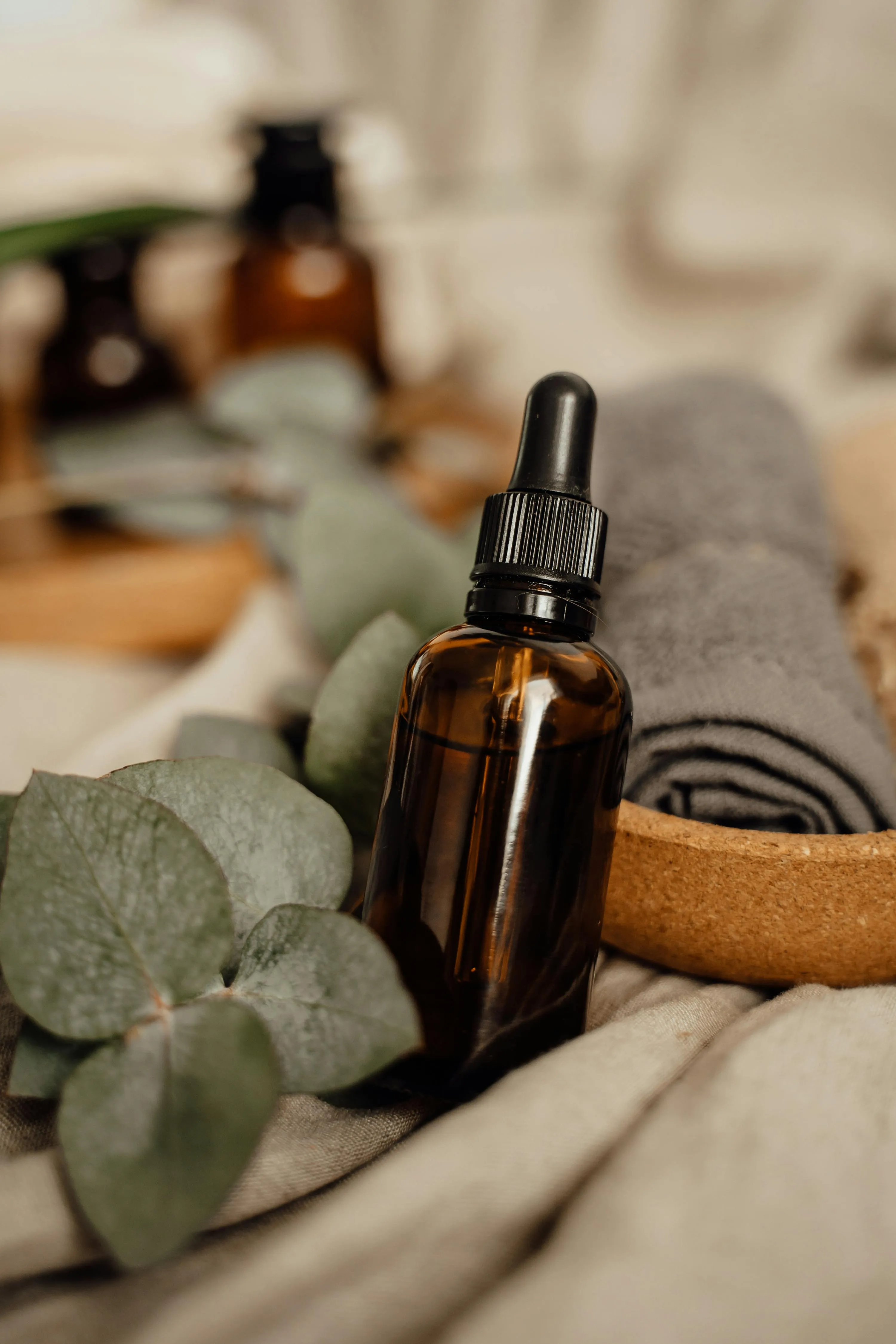 HundeHarmonie - Hundetraining - Aromatherapie-Setup mit Ölen, Kerzen und Lavendel auf rustikalem Holz, natürliches Wellness-Konzept